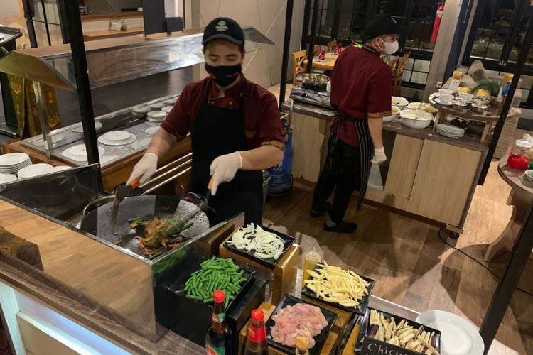 Sensasi Bersantap Sembari Menikmati Live Cooking di Pine Resto Nava Hotel Tawangmangu