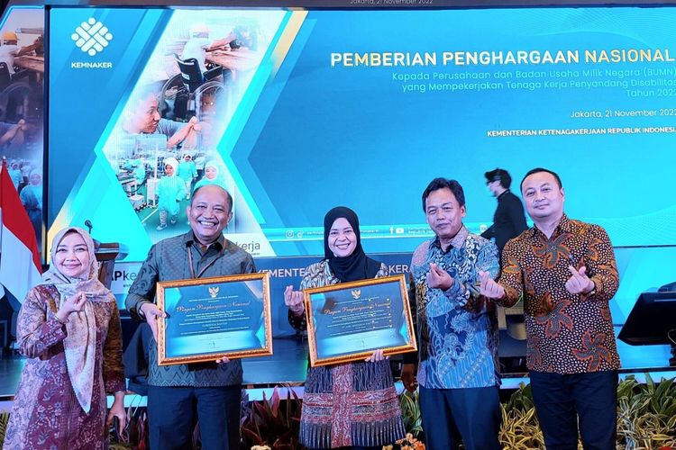 Pj Gubernur Banten Raih Penghargaan Atas Upaya Pemenuhan Hak Penyandang Disabilitas dari Kemenaker RI