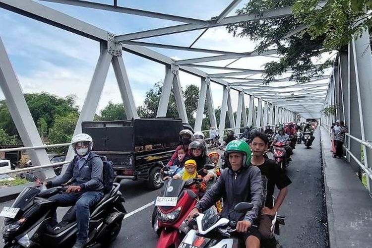 Info Lalu Lintas Solo: Resmi Dibuka Kembali, Jembatan Mojo Langsung Dipadati Kendaraan