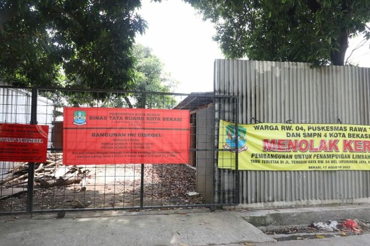 Distaru Segel Penampungan Limbah dan Rongsok di Samping SMPN 4 Kota Bekasi
