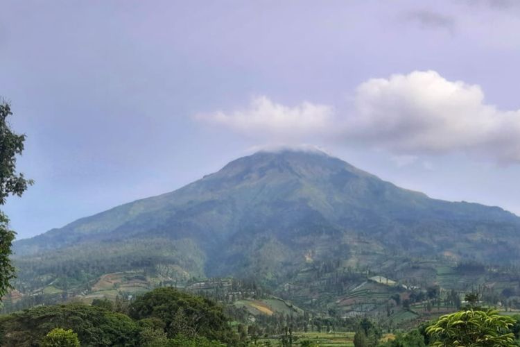 Suka dengan Tantangan Coba Mendaki 5 Gunung Tertinggi di Indonesia Ini