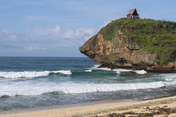 Pesona Pantai Kasap, Pantai yang Mendapat Julukan Raja Ampat dari Jawa Timur