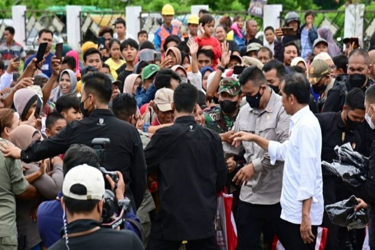 Datangi Pasar Utan Kab Sumbawa, Presiden Jokowi dan Ibu Iriana Disambut Hangat Pedagang dan Warga