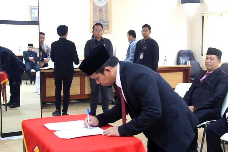 Wali Kota Serang Lantik 4 Pejabat Hasil Open Bidding, Camat Kasemen Ahmad Nuri Jadi Sekwan DPRD Kota Serang