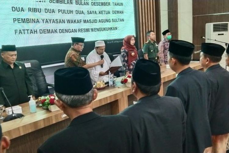 Habib Luthfi Kukuhkan Pengurus Yayasan Wakaf Masjid Agung Sultan Fattah Demak: bukan untuk Angkat Diri