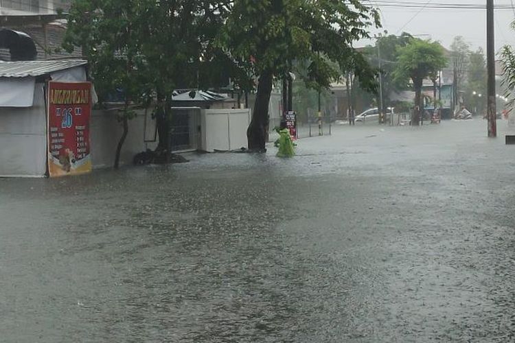 Sebagian Wilayah di Semarang Masih Terendam Banjir. Tercatat Ada 3 Warga Meninggal Kesetrum
