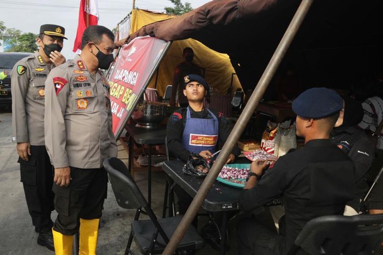 Semarang Diterjang Banjir, Kapolda Terjunkan Bansos Kesehatan hingga Dapur Lapangan