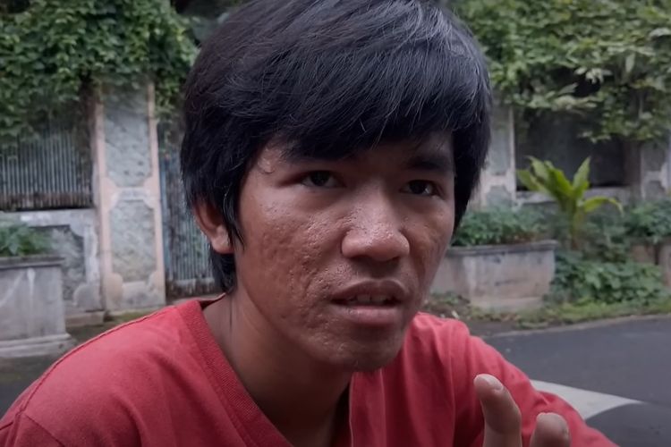Tiko Umur Berapa? Viral Pemuda Tulus Rawat Ibunya di Rumah Mewah Tanpa Listrik dan Air: Cek Profil Biodata