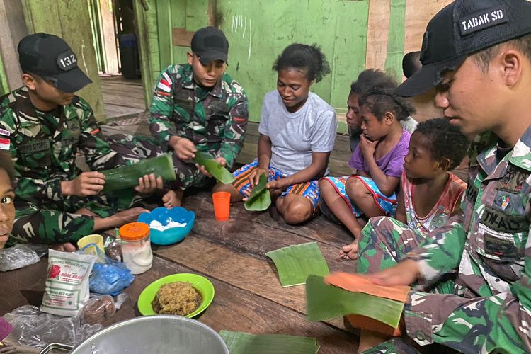 Prajurit TNI Yonif 132/BS, Perkenalkan Kuliner 'Lopek' Khas Melayu Riau Bersama Mama Mama Papua