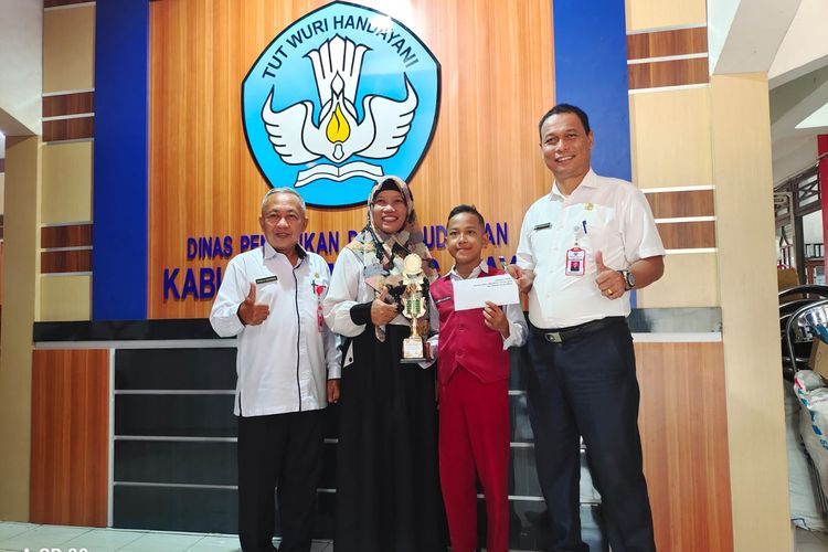 Disdikbud Mura Berikan Penghargaan Untuk Atlet Catur Junior Rafa Firjatullah