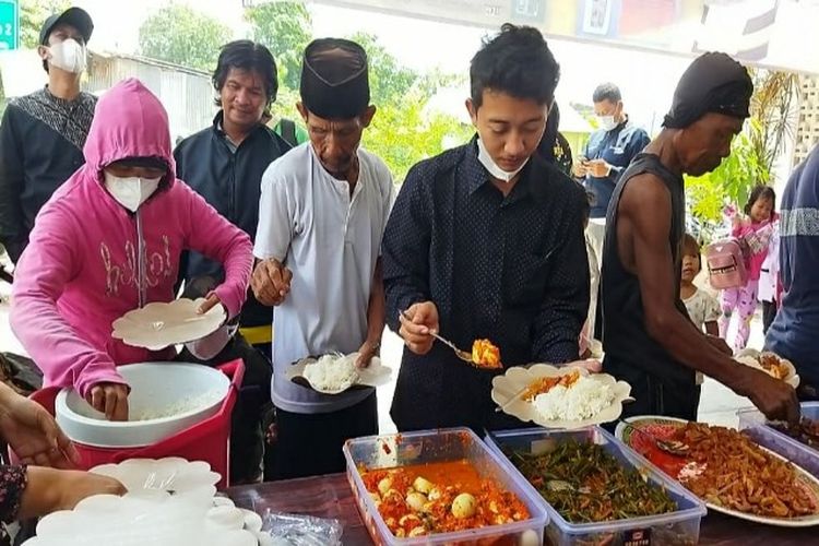 Ratusan Warga Antre 'Jumat Berkah' di Galeri Gegawan Hj Siti Komariah, Tarumajaya