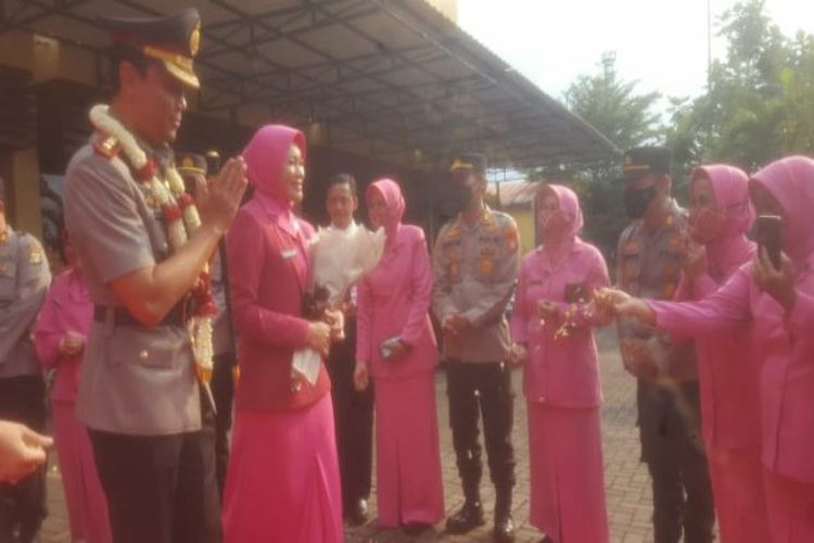 Anggota Polres Pelabuhan Tanjung Priok Ikuti Apel Pelepasan Kapolres Lama dan Kedatangan AKBP Ferikson