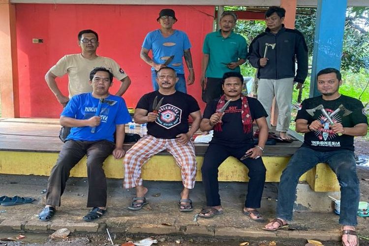 12 Club Ikuti Latihan Lempar Pisau dan Kampak yang Digelar Porlempika Kota Bekasi