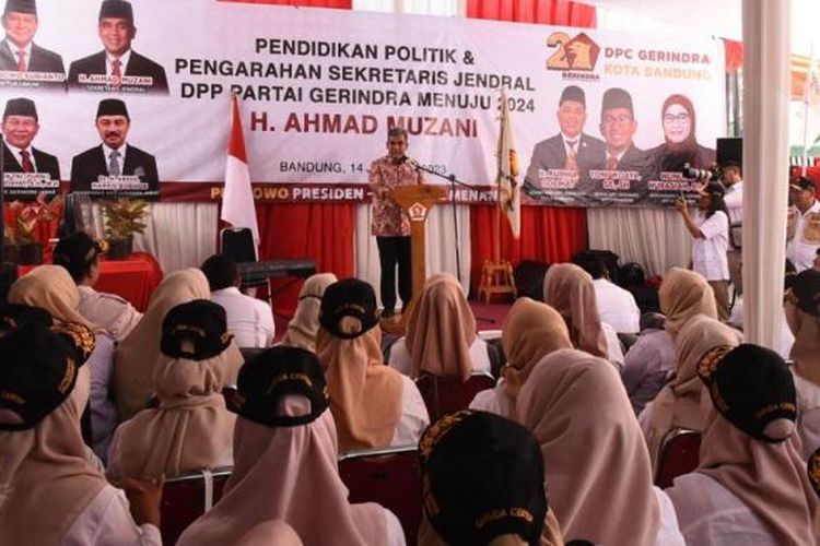 Jelang HUT Partai, Sekjen Gerindra Instruksikan Kader Pasang Bendera dan Spanduk Prabowo Presiden 2024 