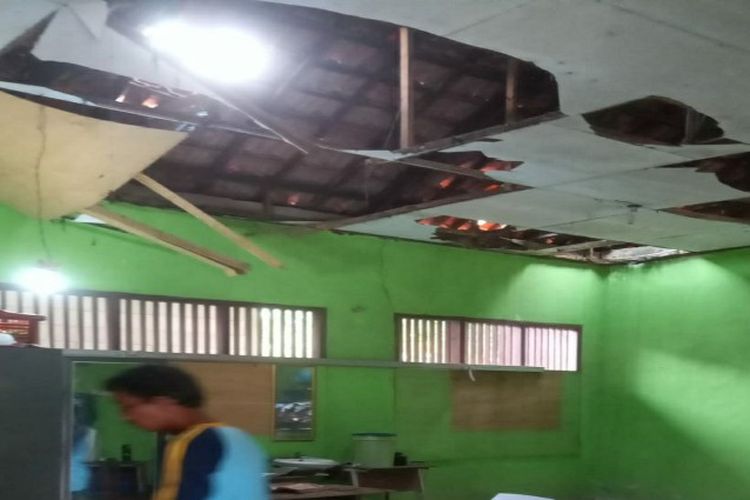 Lapor Pak Pj Bupati Bekasi, Atap Gedung SDN Sukamekar 03 Ambruk, Bikin Resah Murid dan Guru