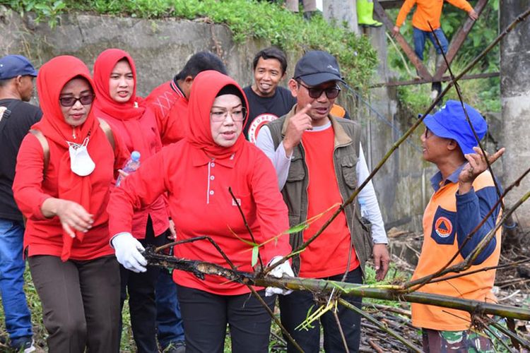 HUT PDIP ke-50, PDIP Sukoharjo Bareng Relawan Bersih-bersih Sungai dan Lakukan Penghijauan