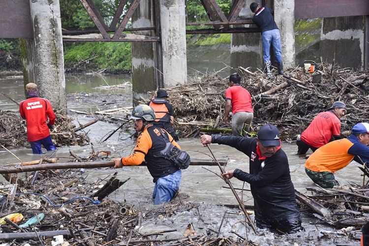 Sampah Menumpuk di Pintu Air dan Akibatkan Banjir, Bendung Siluwur Akan Didesain Ulang
