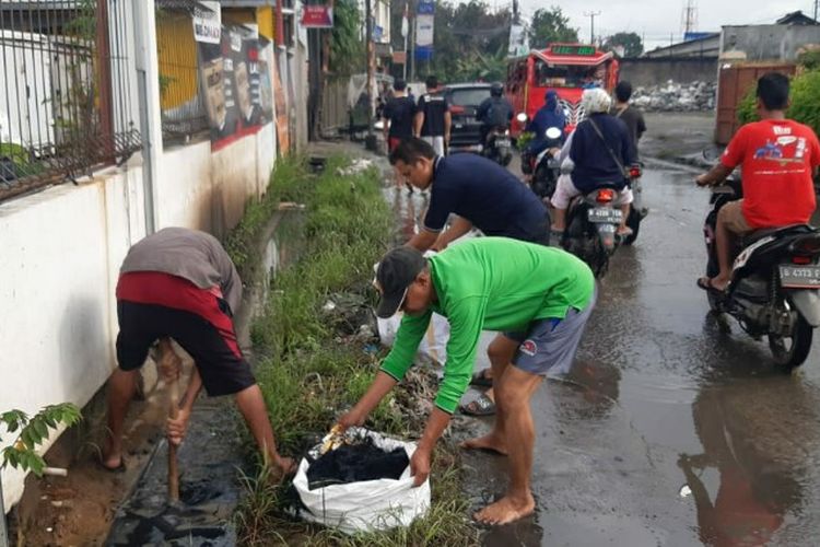 Warga RW 04 dan RW 05 Desa Karang Satria Kompak Bersihkan Saluran Air di Jalan Rawa Kalong