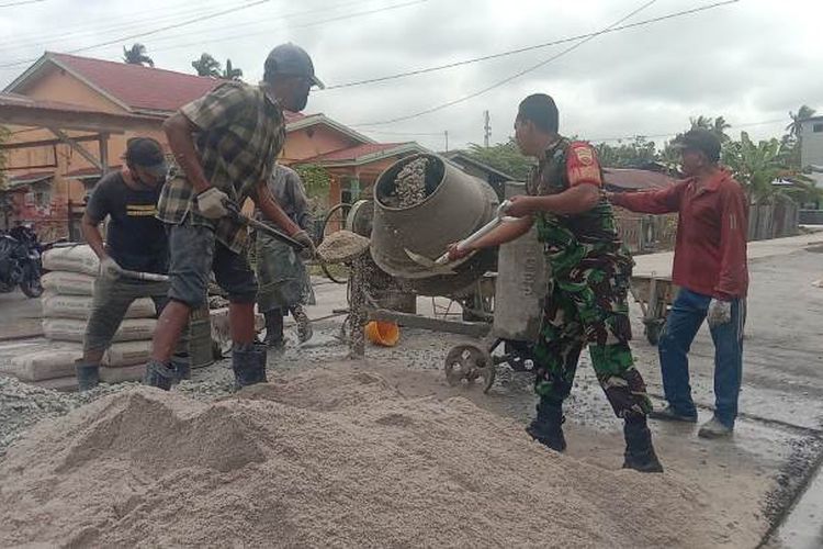 Koramil Merbau Laksanakan Gotong Royong Semenisasi Jalan di Kampung Pancasila