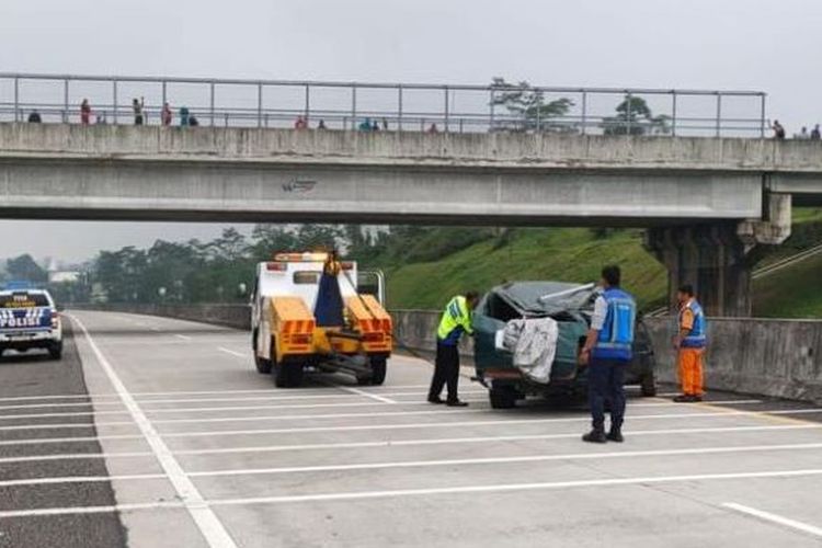 Tiga Warga Klaten Meninggal. Pecah Ban, Mobil Terbalik di Jalan Tol Semarang-Solo