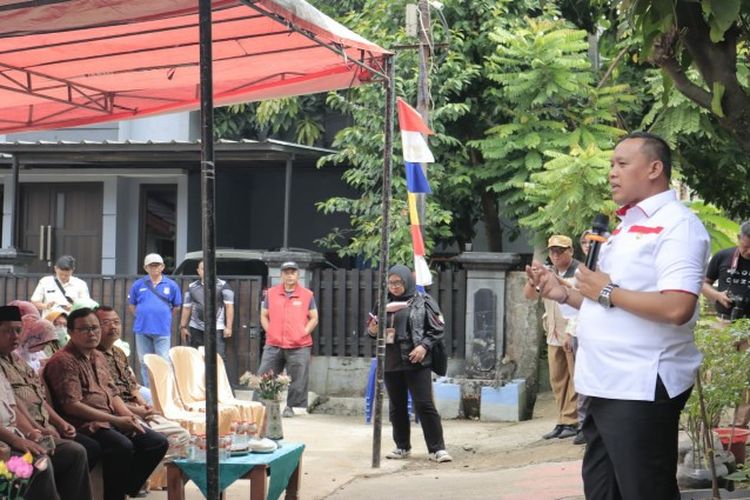 Gerakan Tanam Mandiri, Tri Adhianto Bareng Warga Villa Jatirasa Tanam Bibit Pohon Sukun