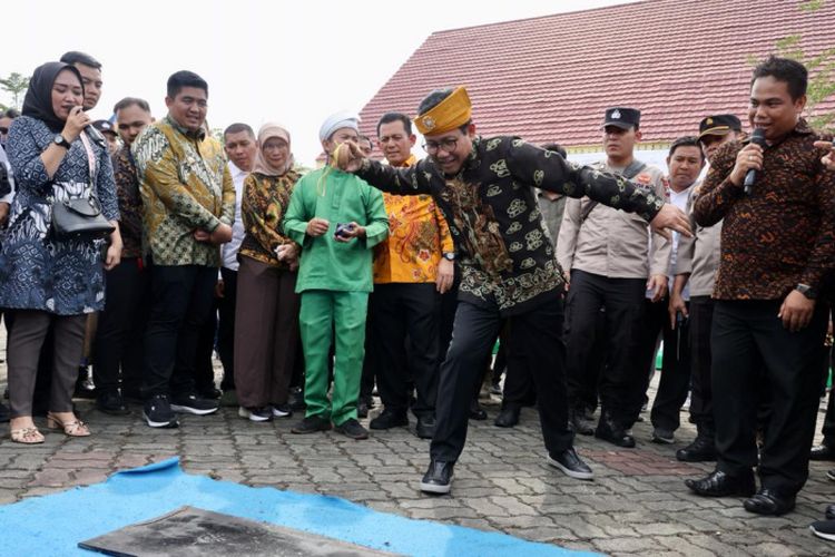 Menteri Abdul Halim Iskandar Bermain Gasing di Bintan