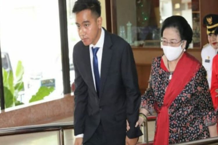 Megawati Gandeng Tangan Walikota Solo Gibran Rakabuming, Ini Reaksi Kocak Netizen