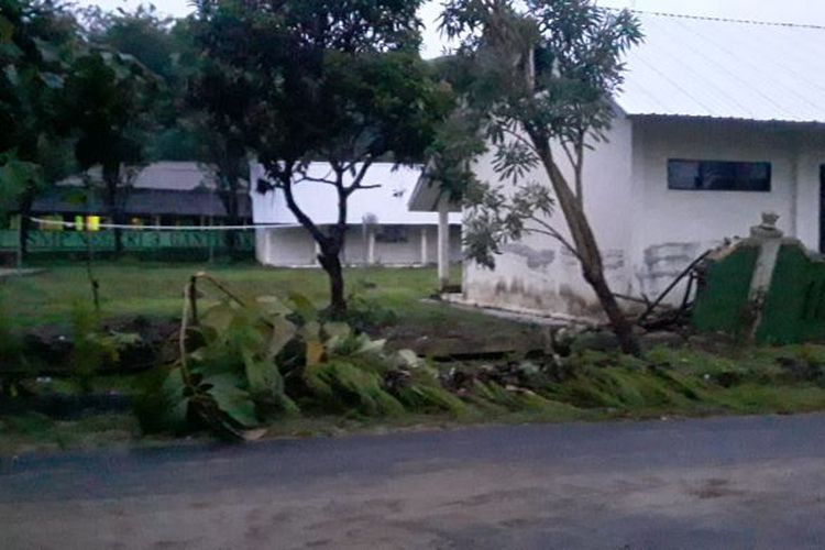 Diterjang Hujan, Pagar SMPN 3 Gantiwarno Roboh. Desa di Klaten Tergenang