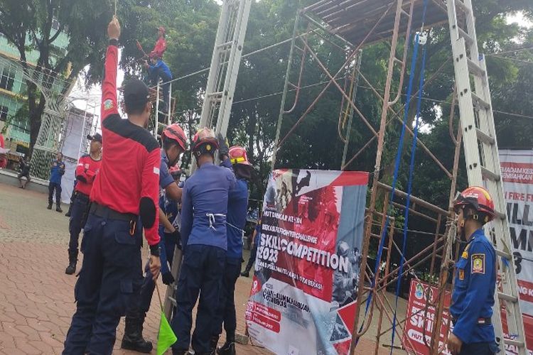 Hari Kedua, Skill Competition Damkar Kota Bekasi, Petugas Tampilkan Lomba Ladder Pitching