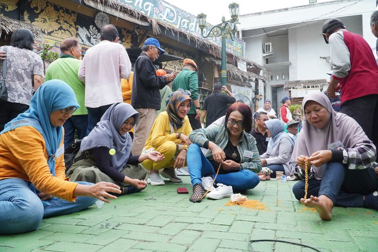 Eks Remaja Kampung Batik Temu Silaturahmi, Bernostalgia Bermain Dakon, Setinan dan Lompat Tali