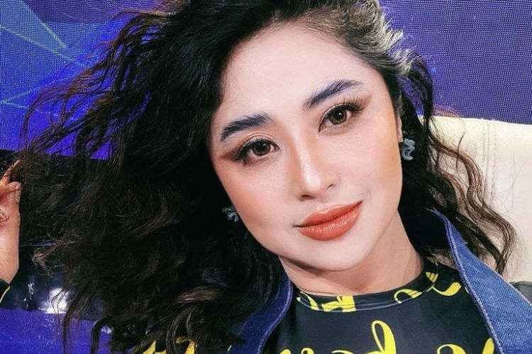 Dewi Persik Ngaku Sudah Dilamar Pilot, Singgung Isu Kedekatan dengan Rian Ibram: Kalau Suka Jangan di Kamera