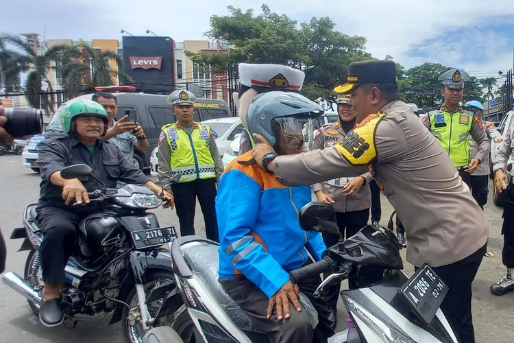 Kena Razia, Helm Pengendara Sepeda Motor di Kota Cilegon Disita Kapolres AKBP Eko Tjahyo, Tak Taunya ....