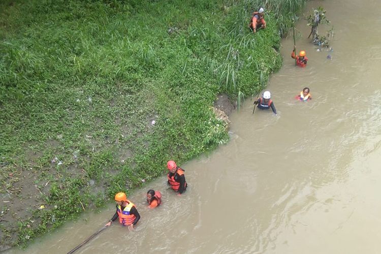 Tim Sar Klaten Cari Pemilik Motor yang Sudah Tertinggal 3 Hari di Tepi Sungai Dengkeng
