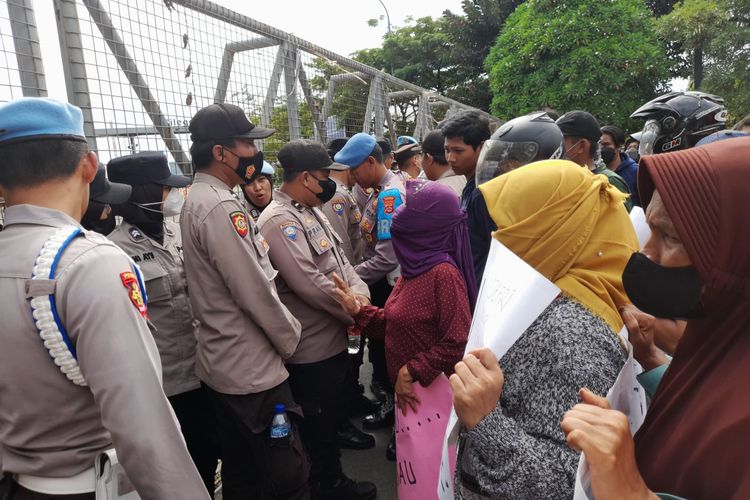 Kala Emak-Emak Demo PT Krakatau Posko Berhadapan dengan Polisi: Saya Cuma Minta Anak Saya Bisa Kerja Pak