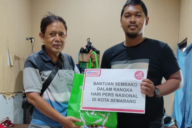 Sambut Hari Pers Nasional, Jurnalis FC dan Alfamart Berbagi Sembako dengan Wartawan Senior