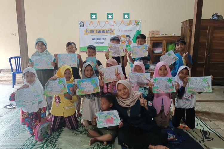 Tingkatkan Literasi Anak Dusun Telahap, Mahasiswa KKN Undip Bangun Pojok Baca