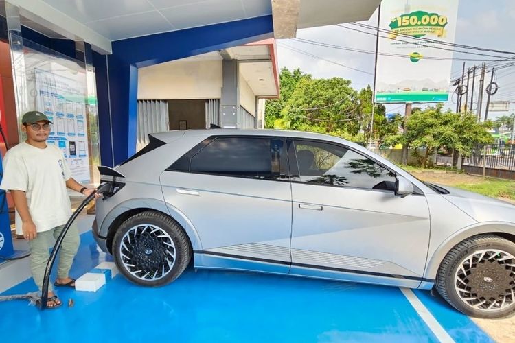   PLN Bakal Sulap Tiang Listrik Jadi Tempat Isi Baterai Mobil Listrik