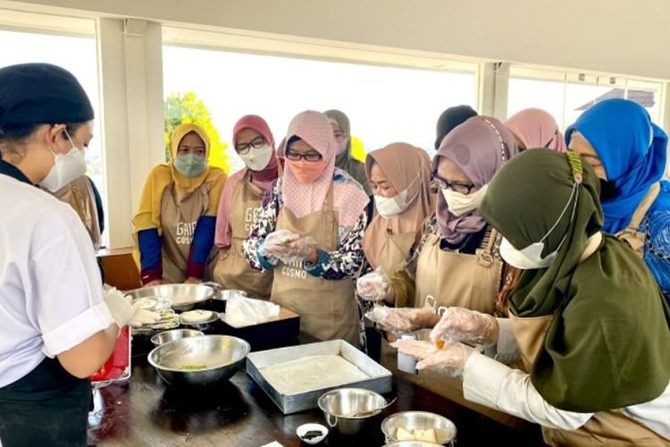 Berdayakan Warga, GAIA Cosmo dan Kelurahan Muja Muju Demo Memasak