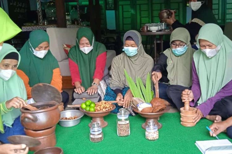 Asman Toga Menur Ramu Jamu untuk Kesehatan Keluarga