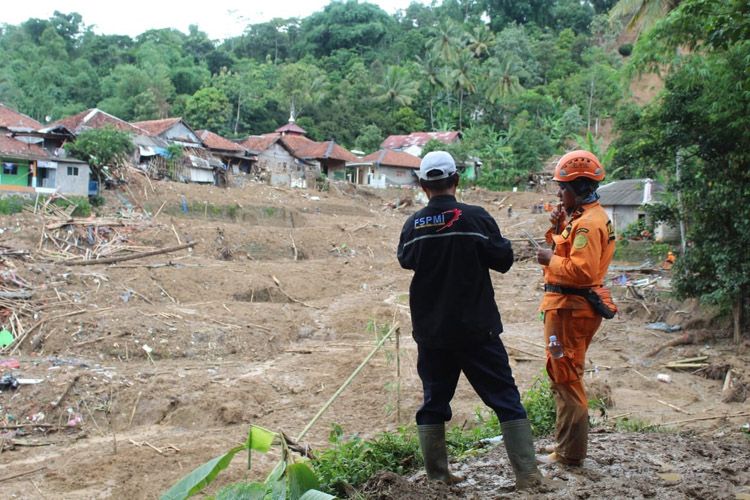 EVAKUASI: Anggota Basarnas dan relawan korban bencana tengah mengevakuasi pencarian korban hilang di Kecamatan Sukajaya.