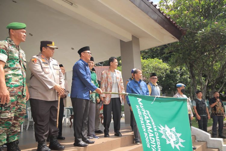 Plt Bupati Bogor Lepas 750 Orang Penggembira Muktamar Muhammadiyah ke Surakarta