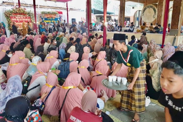 Gus Miftah Pecahkan Rekor MURI Beri 15 Ribu Cup Susu Kambing Etawa ke Jamaah Pengajian