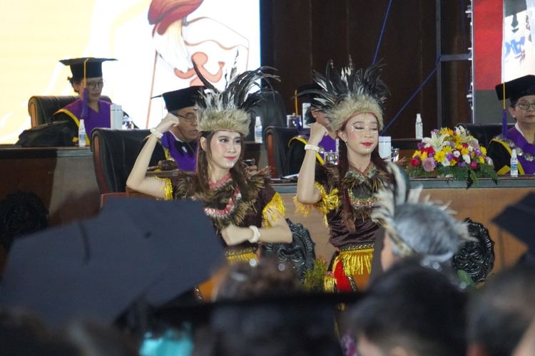 Angkat Tema Budaya Indonesia Timur, SCU Mewisuda 789 Mahasiswa