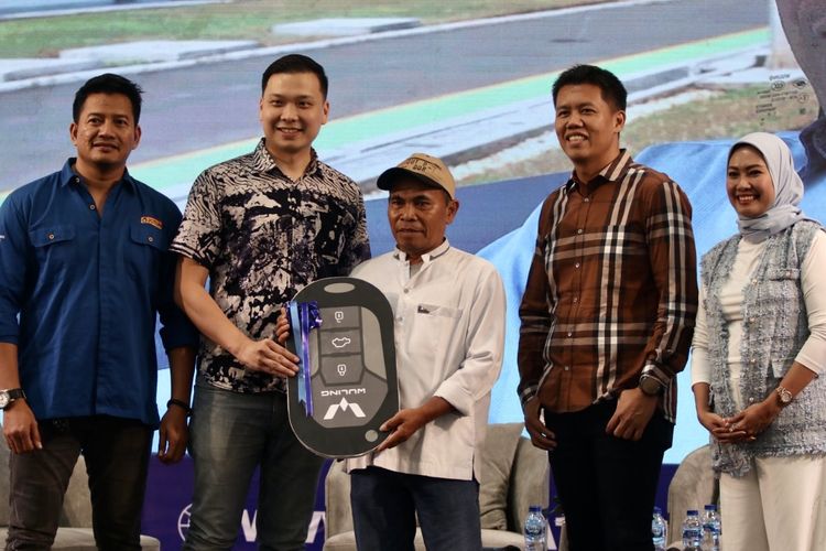 Beli Cat untuk Ponpes Sunan Pandanaran, Mandor Tukang Bawa Pulang Mobil Listrik Wuling Air Ev