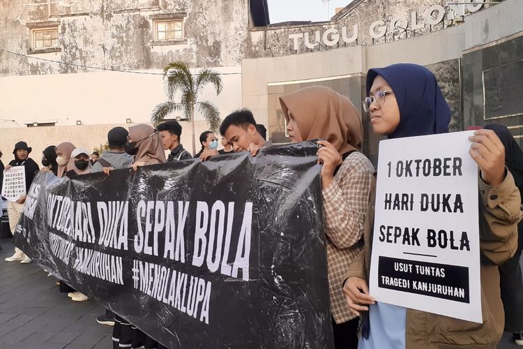 Aksi Solidaritas 1 Tahun Tragedi Kanjuruhan Dilakukan di Tugu Jogja