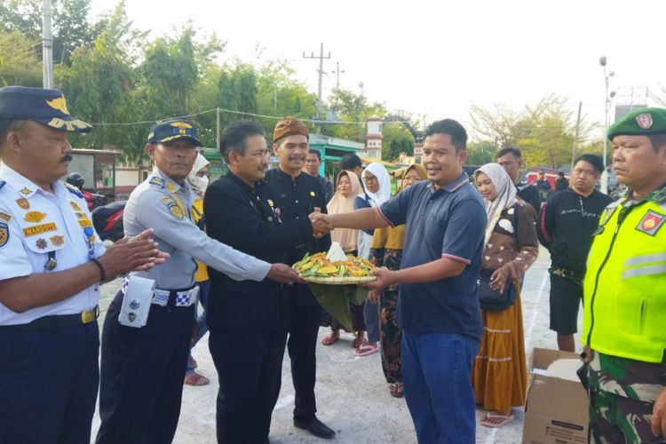 Potong Tumpeng, semua pedagang setuju untuk pindah ke Karangbirahi untuk membantu proses pembangunan