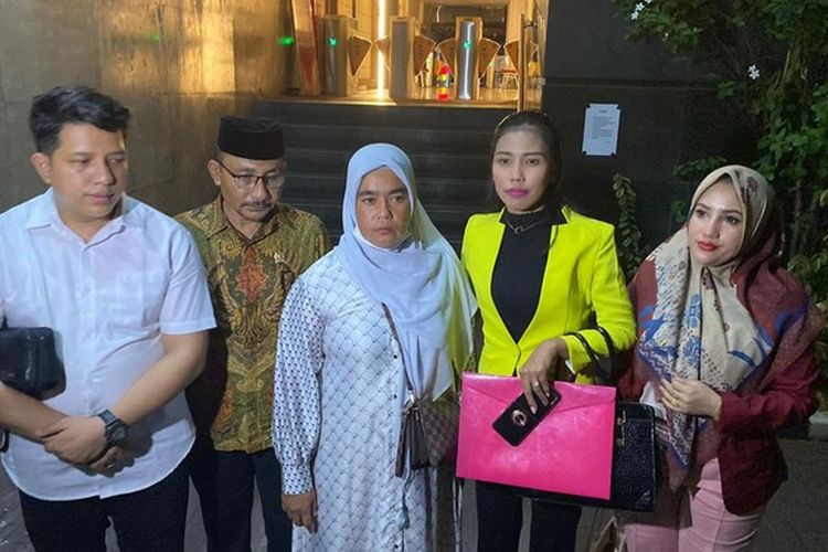 Ibu Imam Maskyur, Pemuda Aceh yang Tewas Dianiaya Oknum TNI  Datangi Polda Metro Jaya