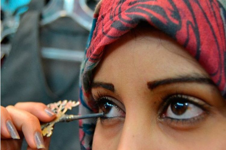 Bola Mata Warna Warni Wanita Muslimah Ternyata Berasal Dari Softlens, Bagaimana Hukumnya Dalam Islam?