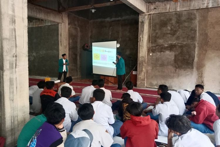 Mahasiswa PPLK FAI UNISMA Membumikan Karakter Aswaja di Ekstra Kurikuler BDI SMK Negeri 5 Malang