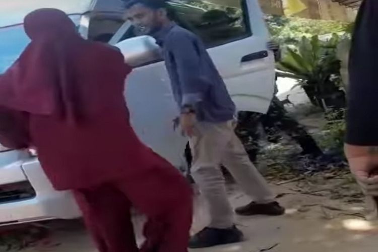 Viral Emak-Emak di Pulau Rempang Mengusir Aparat: Kami Dulu Bangga Sama Bapak Sekarang Kami Tidak lagi